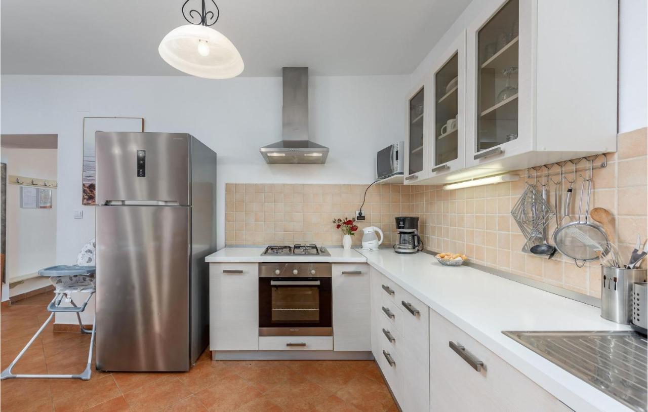 Cozy Home In Pamici With Kitchen Extérieur photo