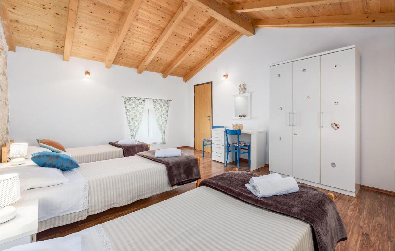 Cozy Home In Pamici With Kitchen Extérieur photo